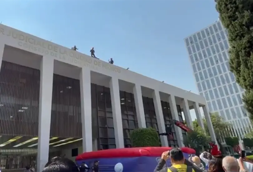 Bombero sufre acciedente tras lanzarse de edificio