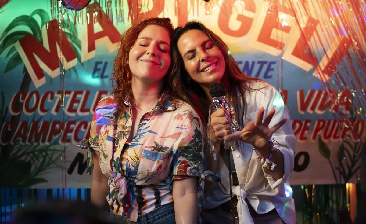 La más fan (01 de mayo). Cancelada en Hollywood, Lana Cruz busca revivir su carrera en México. Pero Polly, una fan divertida y un poco intensa, convierte su vida en una telenovela.