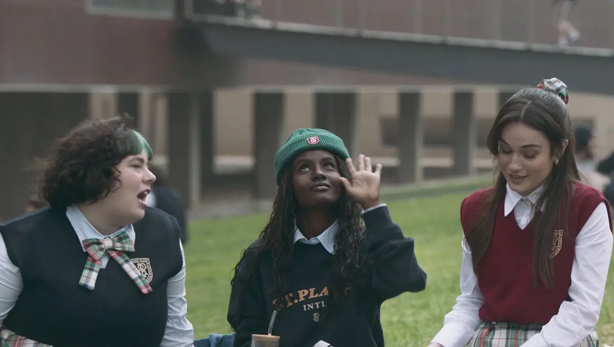 Mala influencia (09 de mayo). Un exconvicto tiene la posibilidad de empezar de nuevo cuando lo contratan para proteger a una heredera rica, pero la química entre ambos será difícil de resistir.