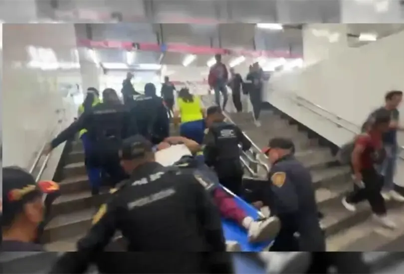 As&iacute; fue rescatado el joven en la estaci&oacute;n Pino Su&aacute;rez.