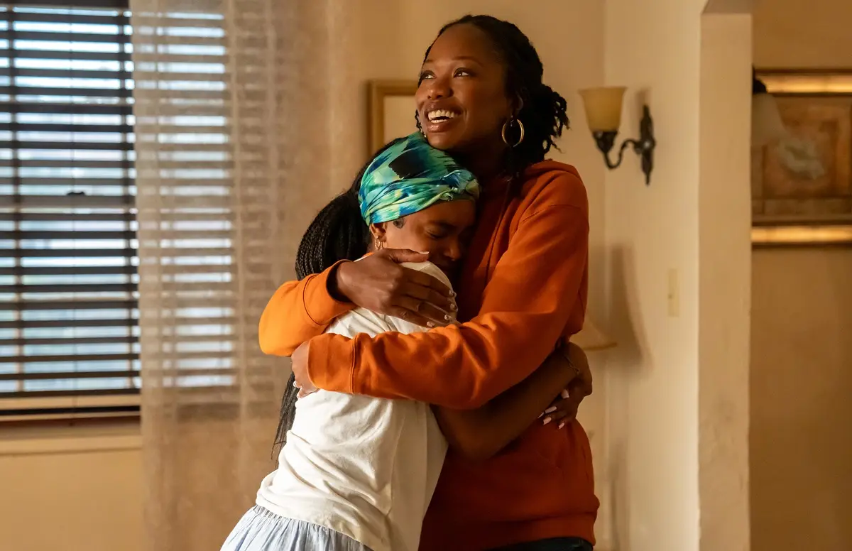 Por siempre (08 de mayo). Tras reencontrarse en la adolescencia, dos amigos de la infancia se enamoran y viven los altibajos de un primer amor que los cambiará para siempre.