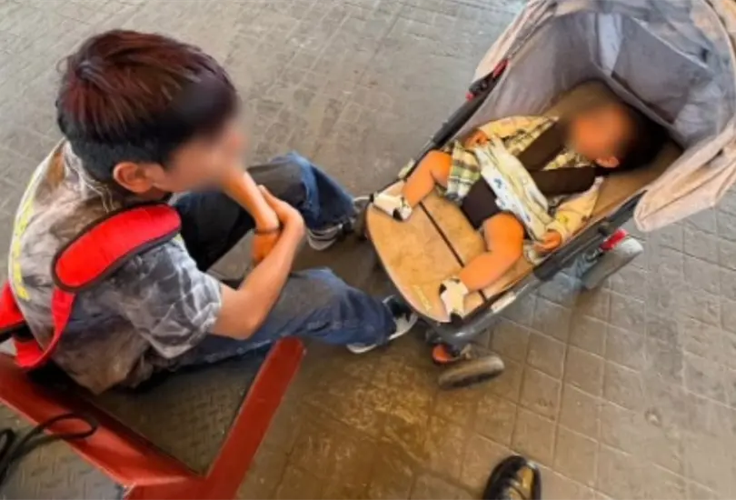 Hallan a ni&ntilde;o viajando con beb&eacute; en Pantitl&aacute;n; buscaba a sus pap&aacute;s