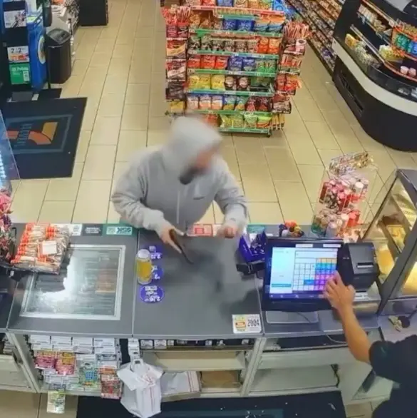 "Que tenga buenas noches": Hombre asalta tienda de 7-Eleven y luego se despide con cortesía