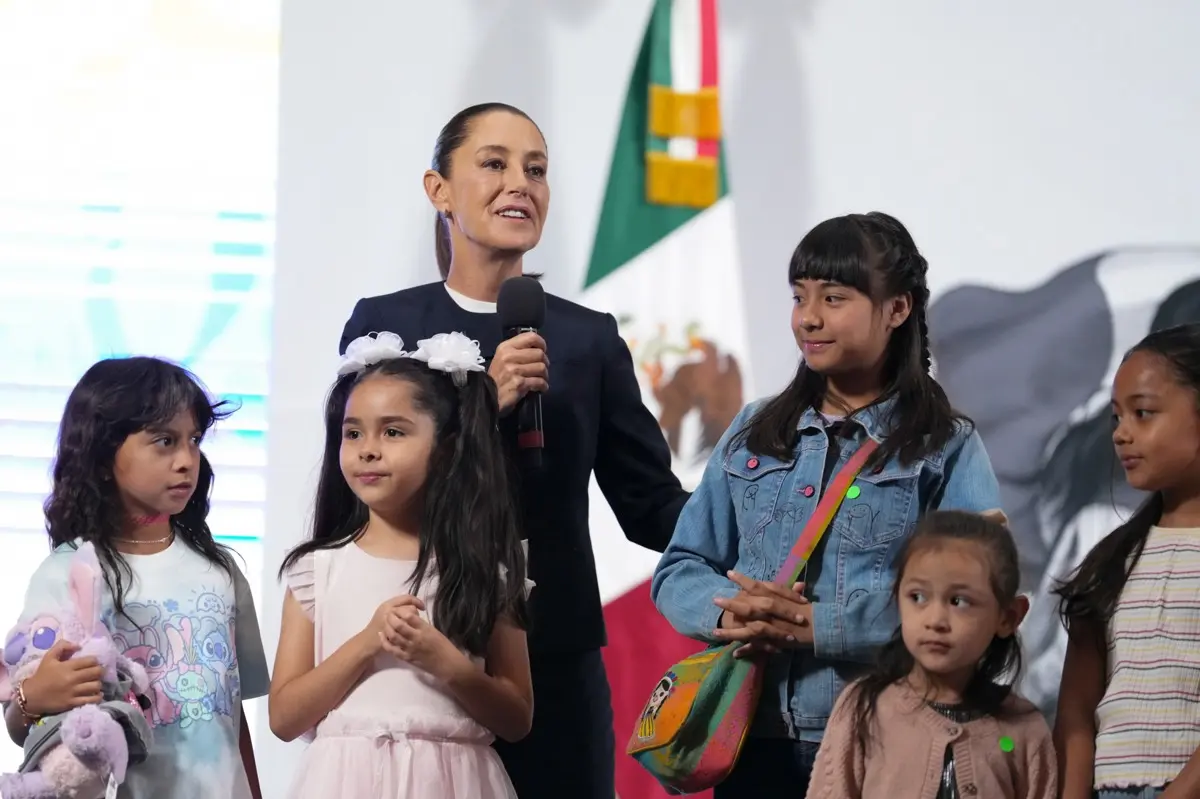 Sheinbaum invitó a niños a su conferencia de prensa. Presidencia.