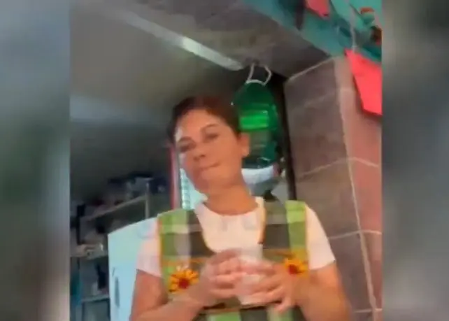 Empleada de la pozolería X