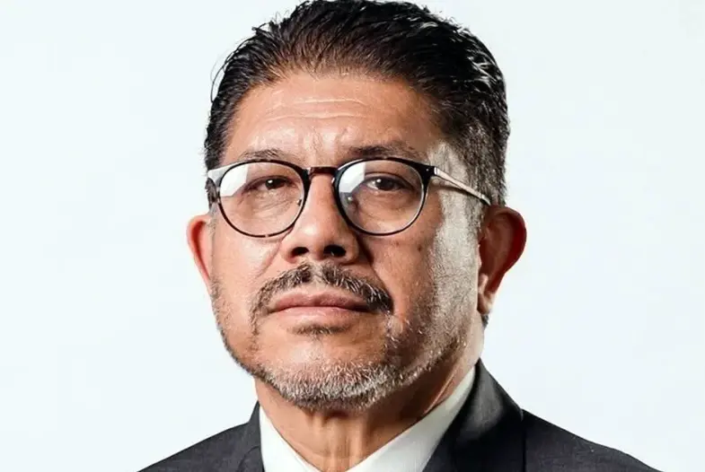 Franco se promueve como un candidato con más de 30 años de experiencia en justicia penal. Especial