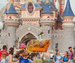 Desaparece menor en Disneyland y es encontrada en contenedor de basura en Mexicali