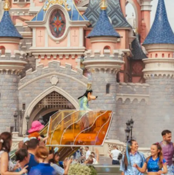 Desaparece menor en Disneyland y es encontrada en contenedor de basura en Mexicali