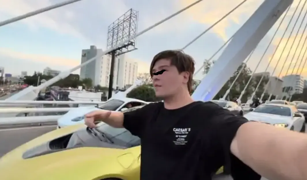 En una ocasión, el influencer decidió cerrar un puente vehicular con su auto y se burlo de ello. Especial.
