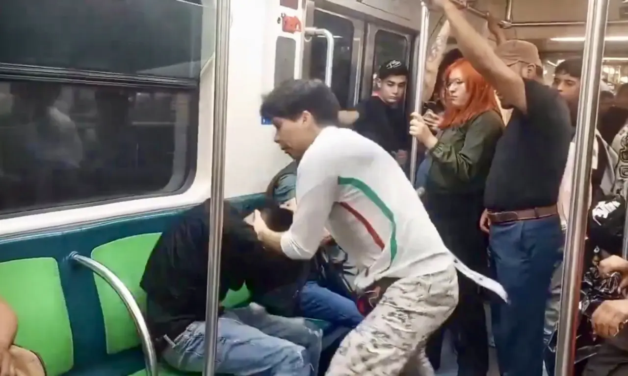  Hombre agrede brutalmente a otro en Línea A del Metro CDMX; ocurrió en Canal de San Juan 