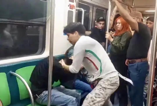 Hombre agrede brutalmente a otro en Línea A del Metro CDMX; ocurrió en Canal de San Juan Hombre agrede brutalmente a otro en Línea A del Metro CDMX; ocurrió en Canal de San Juan