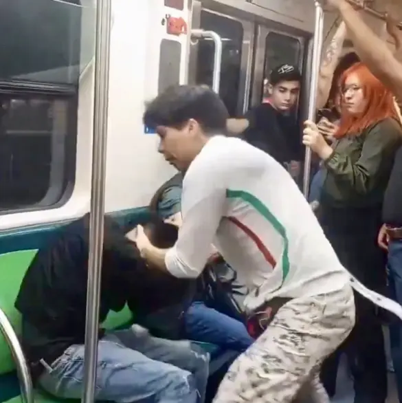 Hombre agrede brutalmente a otro en Línea A del Metro CDMX; ocurrió en Canal de San Juan