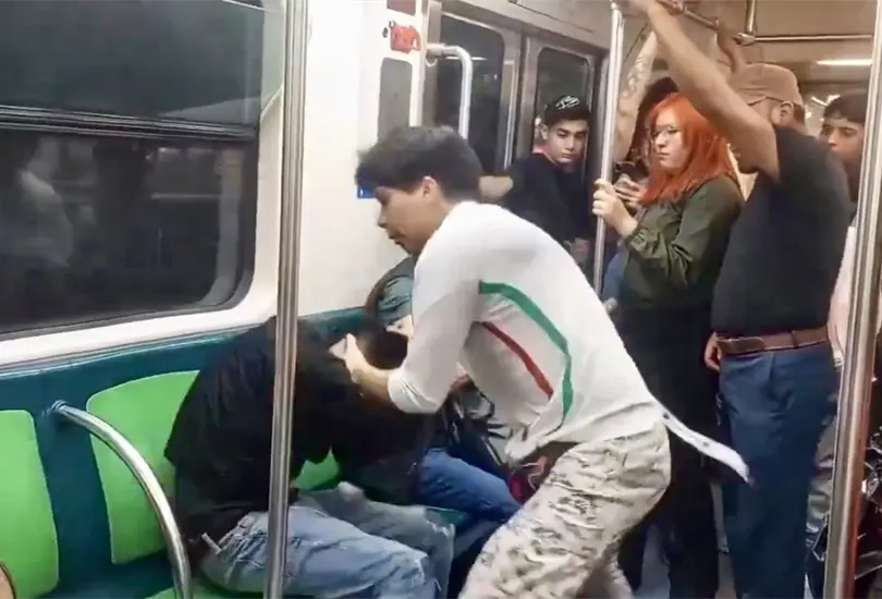 Hombre agrede brutalmente a otro en L&iacute;nea A del Metro CDMX; ocurri&oacute; en Canal de San Juan