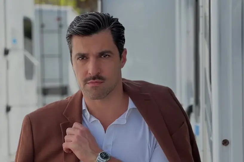 Osvaldo de León será Santiago, un policía encubierto.