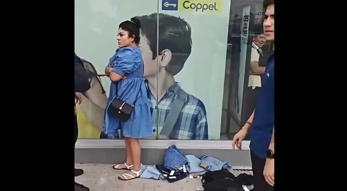 La mujer no tuvo de otra más que sacar las prendas que tenía ocultas. Especial.