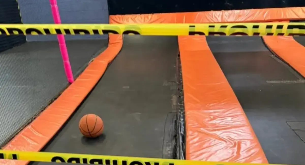 El trampolín presentaba daños visible y fue reparado con cinta adhesiva. X.