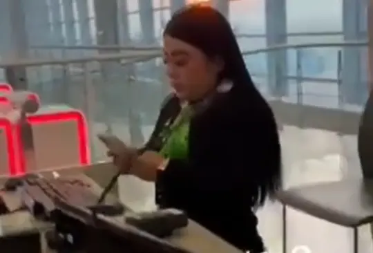 Viva Aerobús sobrevende vuelo y deja varados a pasajeros Viva Aerobús sobrevende vuelo y deja varados a pasajeros