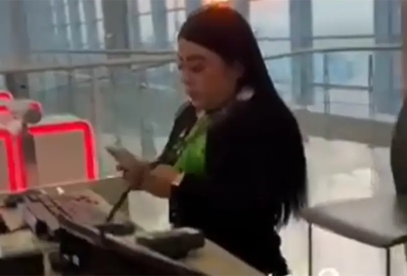 Viva Aerob&uacute;s sobrevende vuelo y deja varados a pasajeros