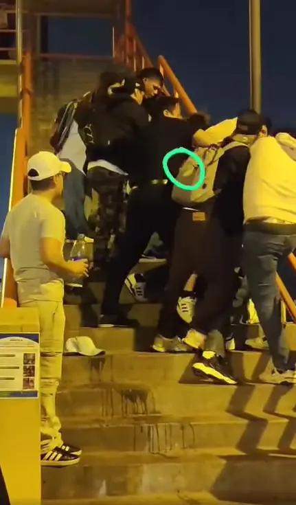 Arrojan a joven de puente peatonal Especial