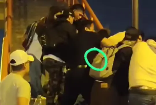 Joven es arrojado desde un puente peatonal tras pelea en Perú Joven es arrojado desde un puente peatonal tras pelea en Perú