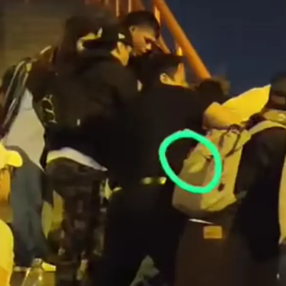 "¡Está desfigurado!": Joven es arrojado desde un puente peatonal tras brutal pelea