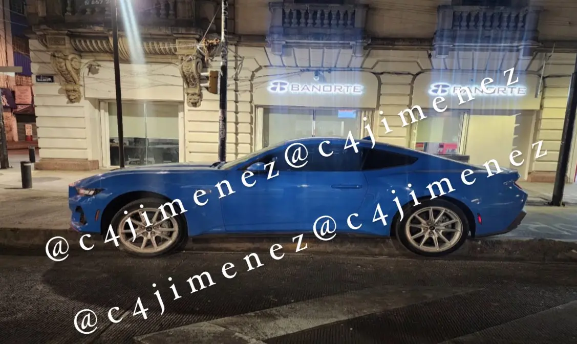 Mujer invade carril del MB con Ford Mustang Especial