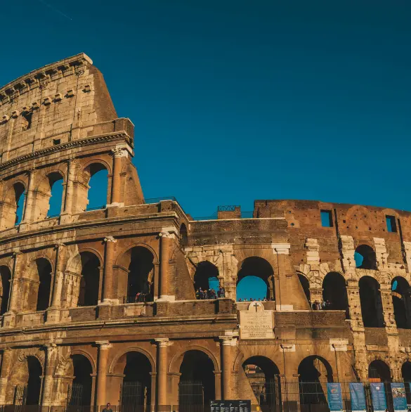 Empalado por una selfie: turista sufre brutal accidente en el Coliseo de Roma