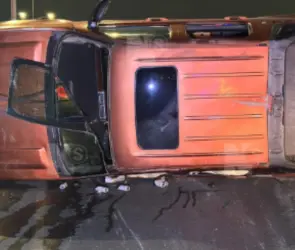 Hombre huye de motel tras llamadas de su esposa y vuelca su auto en Saltillo