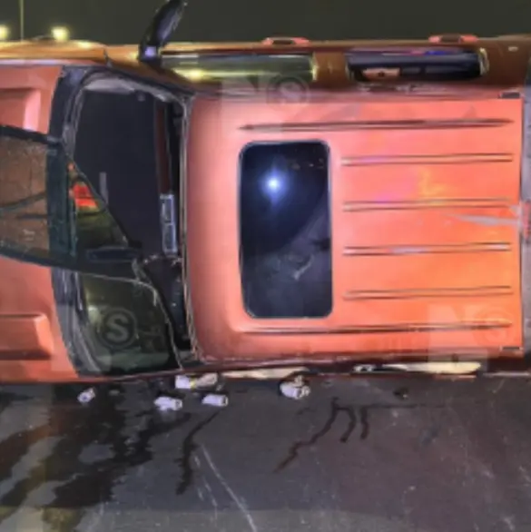 Hombre huye de motel tras llamadas de su esposa y vuelca su auto en Saltillo
