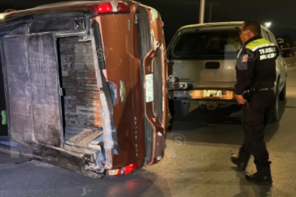 Conductor ebrio vuelca su auto tras llamadas de su esposa @nsaltillo