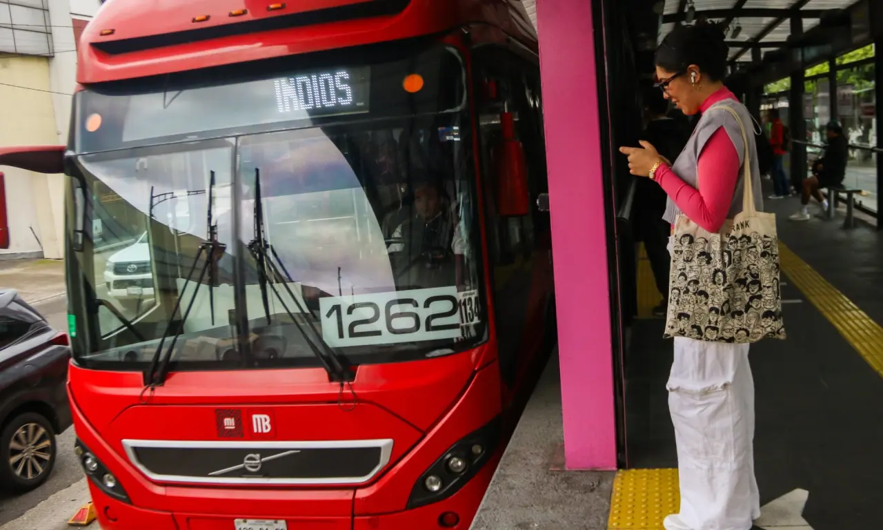  Esta credencial no sólo acredita la discapacidad de quien la porta, sino que habilita el acceso gratuito al transporte público. 