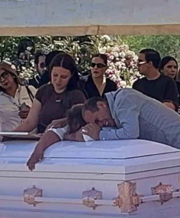 La madre gritó de dolor sobre el ataúd blanco de su hija. X.
