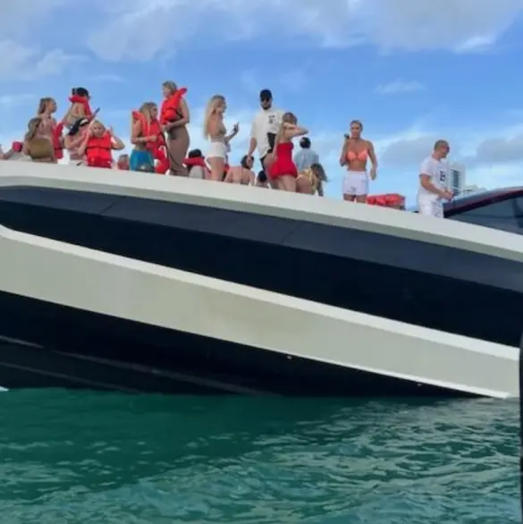 El ego no flota: Yate Lamborghini se hunde con 32 influencers abordo