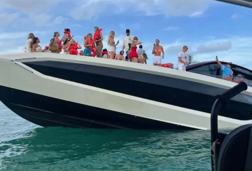 Yate Lamborghini se hunde con 32 influencers abordo