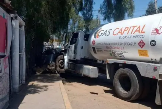 Momento exacto en que pipa embistió a jóvenes y vehículos en Edomex Momento exacto en que pipa embistió a jóvenes y vehículos en Edomex