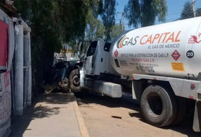 Momento exacto en que pipa embistió a jóvenes y vehículos en Edomex Momento exacto en que pipa embistió a jóvenes y vehículos en Edomex