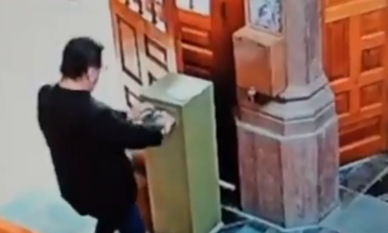  Usó un chicle y un alambre para sacer los billetes. 