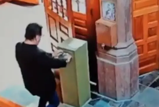 Usó un chicle y un alambre para sacer los billetes. Usó un chicle y un alambre para sacer los billetes.