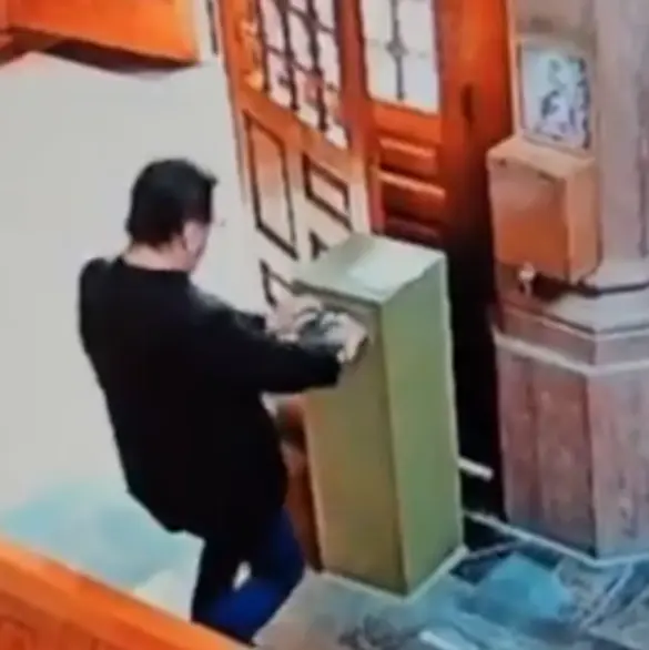 Falso devoto entra a templo, se persigna y luego se roba las limosnas en iglesia de Lomas de Chapultepec
