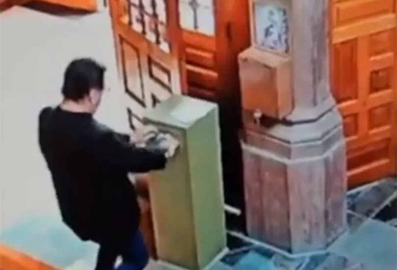 Us&oacute; un chicle y un alambre para sacer los billetes.
