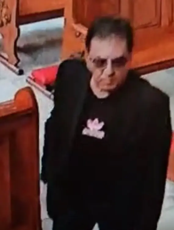 El hombre verificó que no hubiera nadie en la iglesia. X.