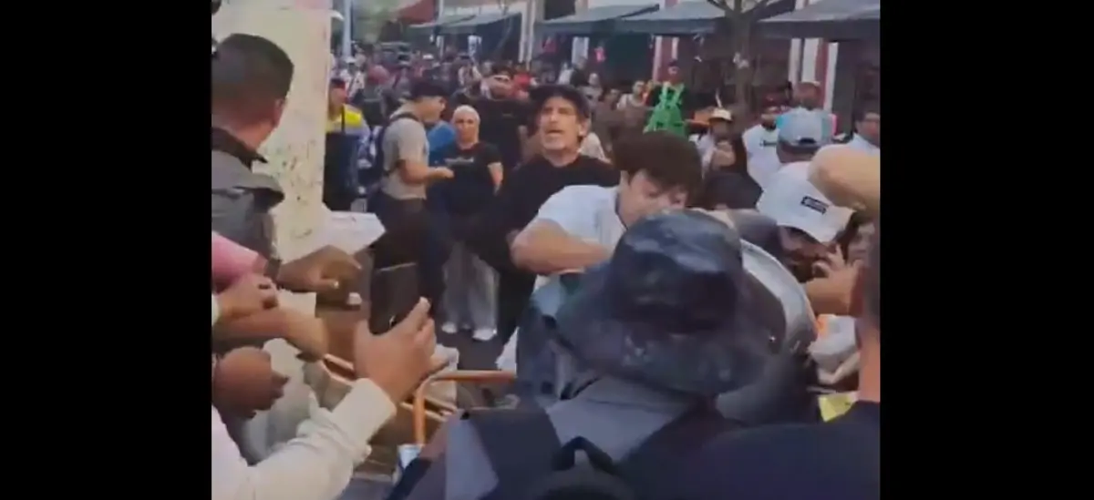 El vendedor forcejeó con las autoridades. Especial.