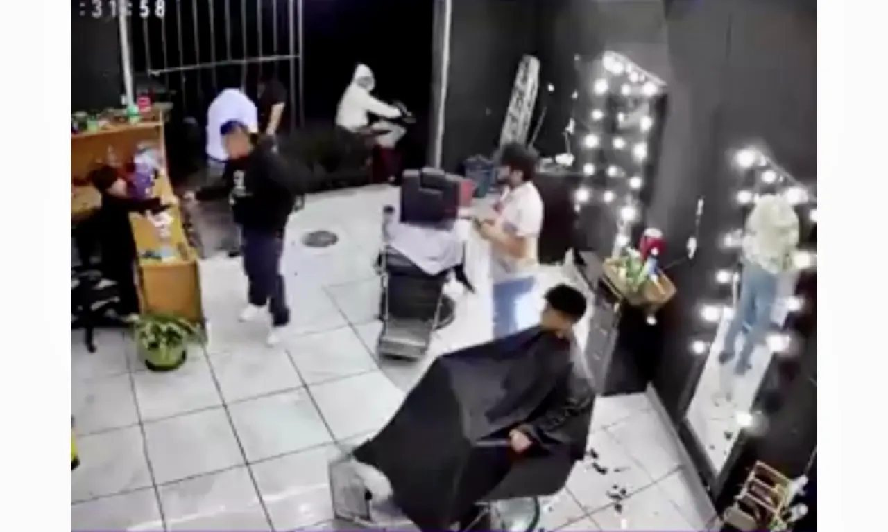  Delincuentes asaltan barbería en Ecatepec y amenazan a niño para robarle su celular | VIDEO 