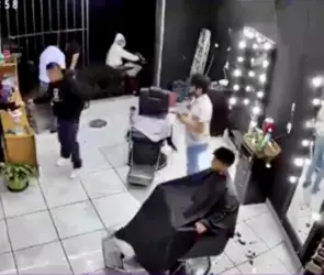 Delincuentes asaltan barbería en Ecatepec y amenazan a niño para robarle su celular | VIDEO