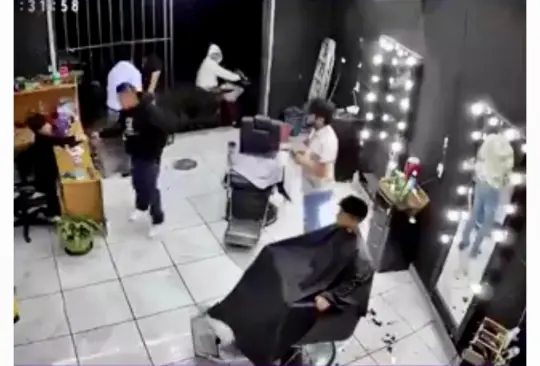 Delincuentes asaltan barbería en Ecatepec y amenazan a niño para robarle su celular | VIDEO Delincuentes asaltan barbería en Ecatepec y amenazan a niño para robarle su celular | VIDEO