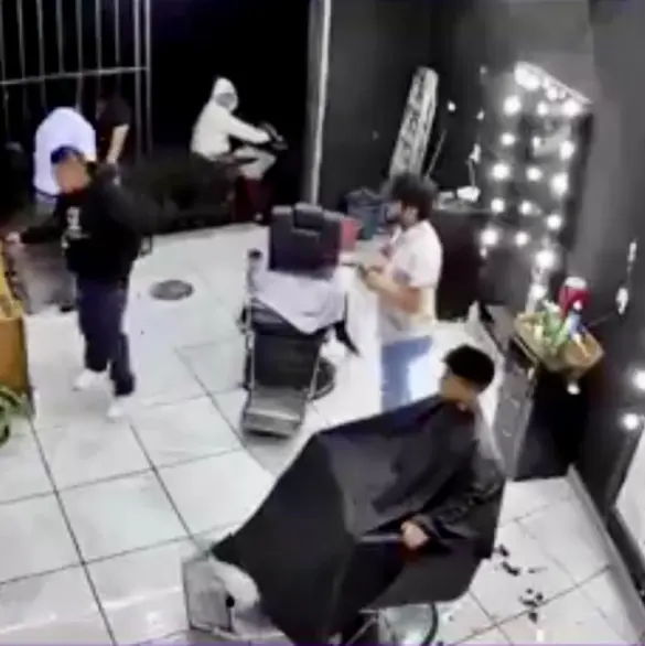 Delincuentes asaltan barbería en Ecatepec y amenazan a niño para robarle su celular | VIDEO