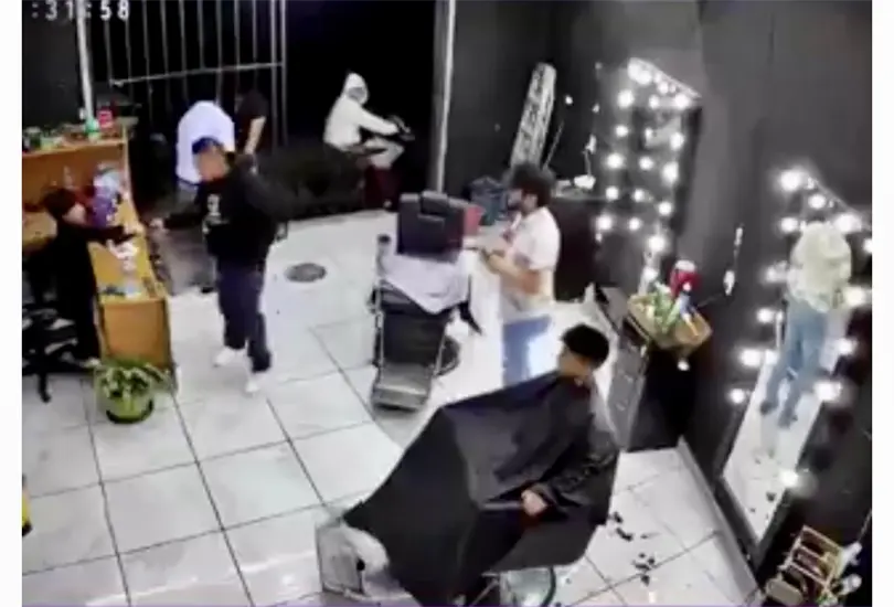Delincuentes asaltan barber&iacute;a en Ecatepec y amenazan a ni&ntilde;o para robarle su celular | VIDEO