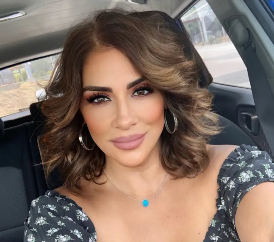 Antes de ingresar a la televisión, Azalia estudió una licenciatura en idiomas.