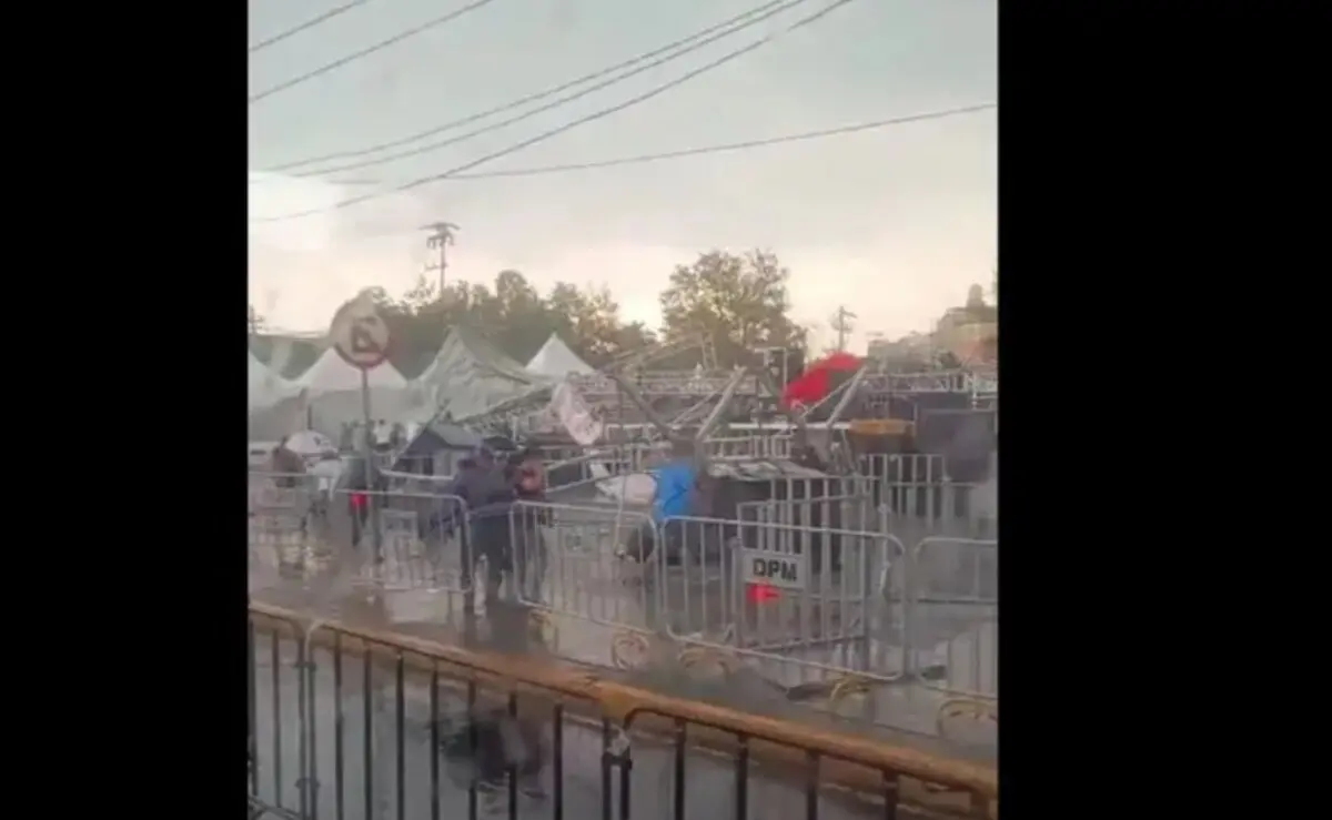  En el escenario se iban a presentar diferentes artistas para celebrar el Día de las Madres. 
 