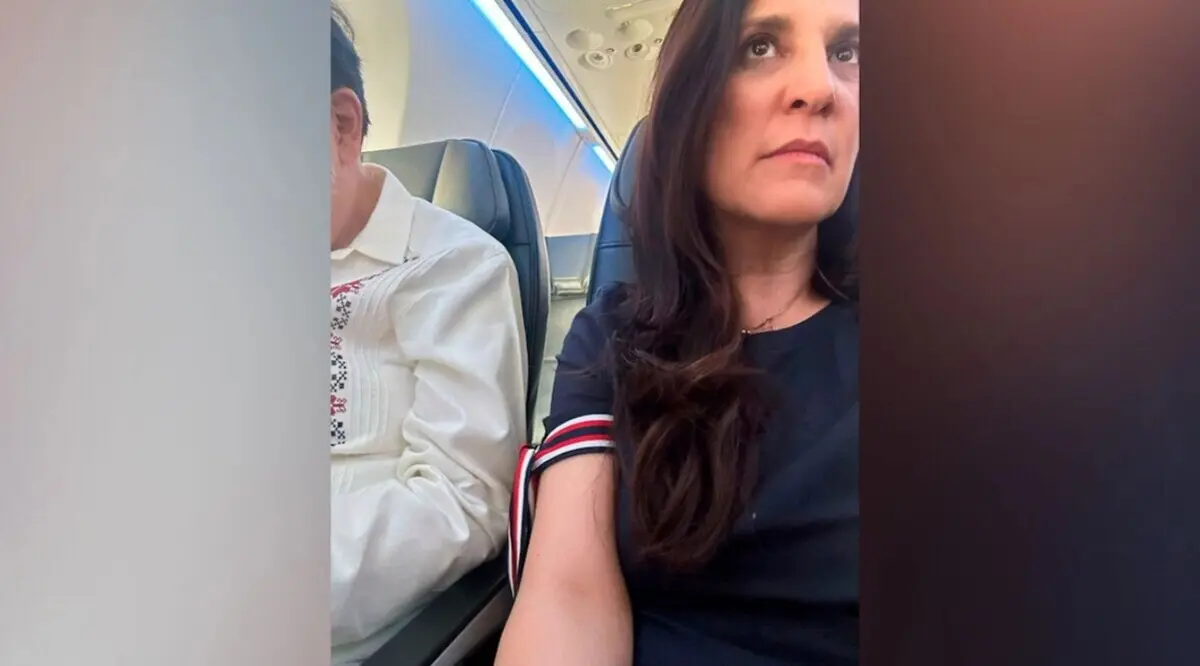  La diputada panista compartió en redes el incómodo momento que vivió al volar junto al senador morenista. 